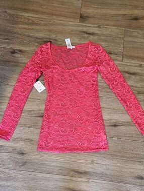 NWT, hot pink Talula lace top, scoop neck. Long Sleeves. Xs